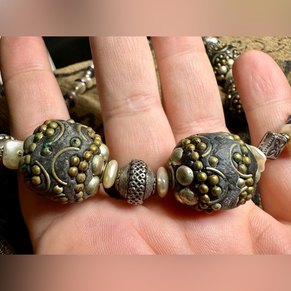 Handcrafted beaded pearl and silver necklace. - Picture 9 of 13